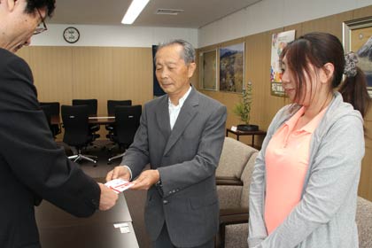 左から鈴木市長、農燕クラブ「ほのか」の役員の深海さん、永瀬店長