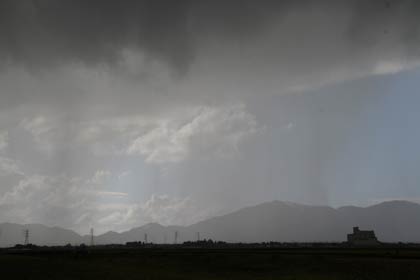 遠くで激しく降る雨が縦のしまになって見える