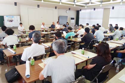 12日開かれた第34回燕青空即売会の出店者説明会