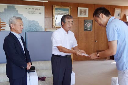 左から大崎コミュニティ「どんぐりころころ大崎」の田中副会長と佐藤会長、国定市長