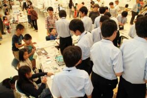 科学実験もいっぱいの燕市・弥彦村の児童生徒科学作品展、園児作品展、青少年のための科学の祭典、初日13日は家族連れでにぎわう