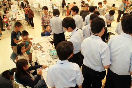14日まで吉田産業会館で開かれている燕市・弥彦村児童生徒科学作品展