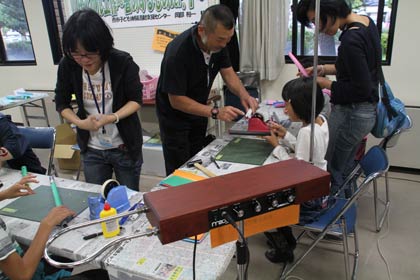 ムーグ社製の電子楽器テルミンも体験できる