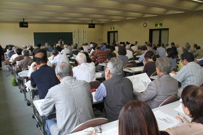 130人が来場していっぱいになった会場