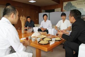 燕三条地域の若手農家でつくる「燕三条イタリア野菜研究会」が国定三条市長を訪問、左から正広の阿部店主、亜倶璃さんじょう」の野崎さん、イタ研の内山会長、サン・フォーレットの磯部社長、国定市長