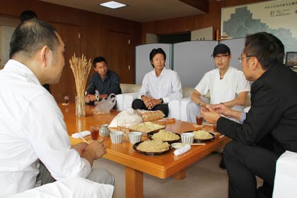 燕三条地域の若手農家でつくる「燕三条イタリア野菜研究会」が国定三条市長を訪問、左から正広の阿部店主、亜倶璃さんじょう」の野崎さん、イタ研の内山会長、サン・フォーレットの磯部社長、国定市長