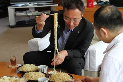 試食する国定市長