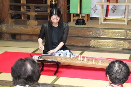 15日夜、燕・戸隠神社で初めての「お月見の会」、権禰宜渡辺大蔵さんの妻、志保さんが琴の演奏を披露