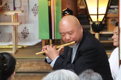 笛の演奏で露払いの燕御神楽神伶会の神保新吉さん