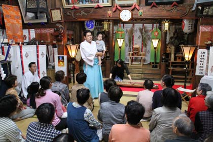 60人余りの来場者で拝殿はいっぱいに