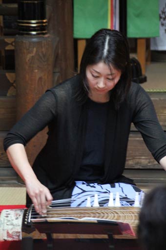 琴の演奏に集中する志保さん