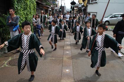 声を張り上げるやっこ