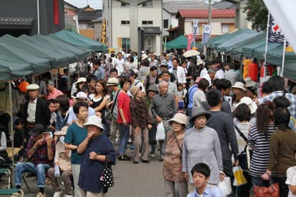  15日開かれた三条マルシェの三条鍛冶道場駐車場の盛況ぶり