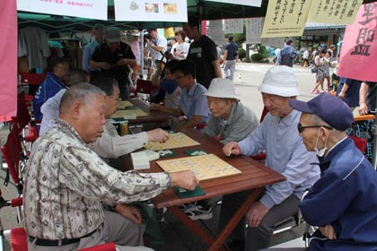  三条マルシェの青空将棋が高齢者に大人気