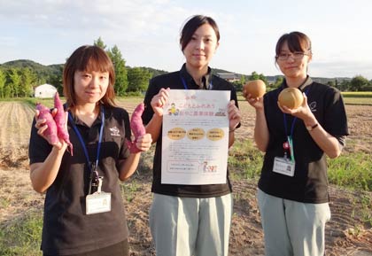 サツマイモ掘りを体験する三条市下田地区の畑でJAにいがた女性部の部員