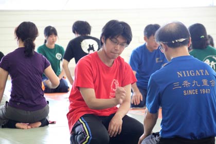 第60回大会の記念で東北大学かるた会の六段押見和彦さんを招待選手に迎えた