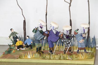 展示する越後瞽女をテーマにした紙人形
