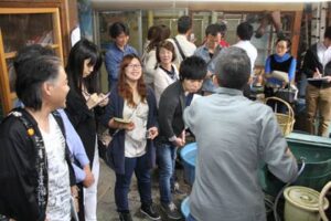 昨年の「燕三条　工場の祭典」で玉川堂での見学するようす