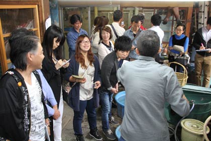  昨年の「燕三条　工場の祭典」で玉川堂での見学するようす