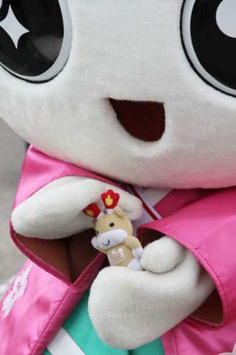 メルギューくんをきららんが抱っこ