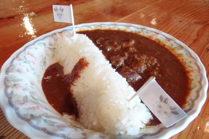 古民家カフェ「傳七茶屋」で20日、27日、28日の3日間限定で登場する笠堀ダム完成50周年記念ダムカレー「たっぷりお肉をせきとめたビーフダムカレー」