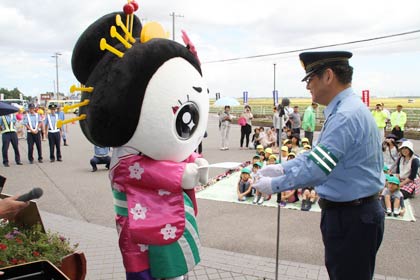 「きららん」に一日署長の任命書を手渡す燕署の吉川副署長