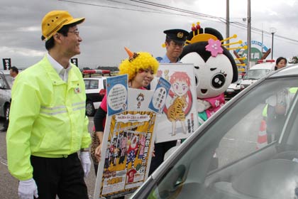  特別街頭指導所で鈴木市長ときららん、燕市観光協会も酒呑童子行列をPR