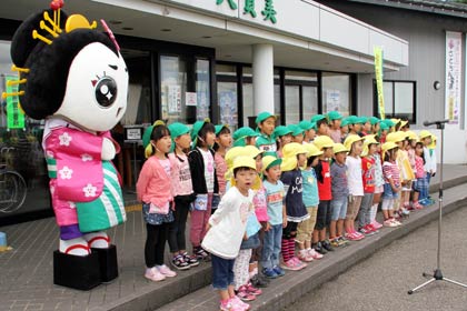 『みんな つばめのこども』を合唱するあおい保育園園児