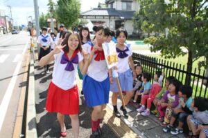 20日の文化祭「水櫻祭」をPRしようと分水高校の全校生徒が地元商店街で仮装行列