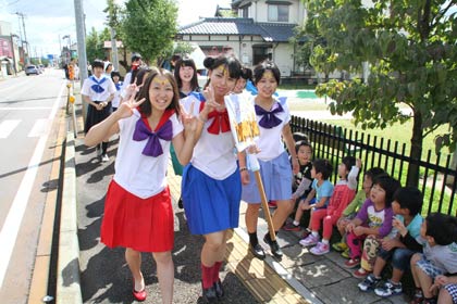 県立分水高校が仮装行列で文化祭「水櫻祭」をPR 、立正保育園前