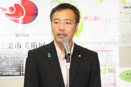 あいさつする国定市長