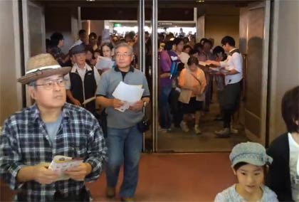 開場と同時に来場者がどっと場内へ