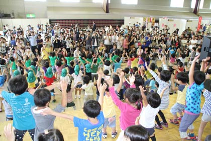 約150人による壮観のカレーラーメン体操