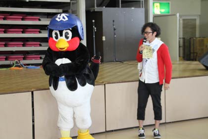 つば九郎も来場してサービス