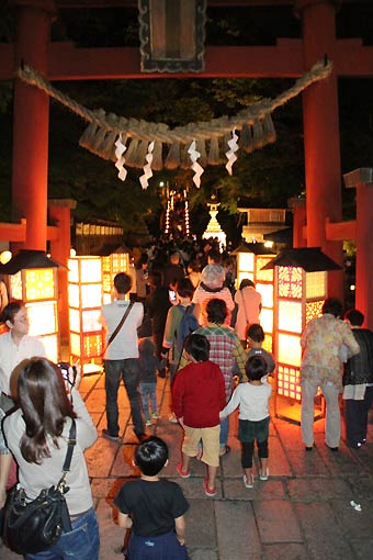 青海神社の宮大門前のあかり