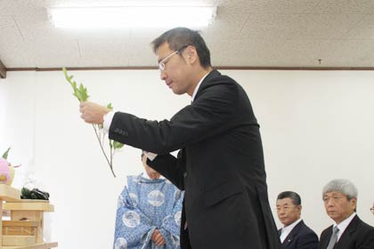 玉ぐしをささげる国定氏