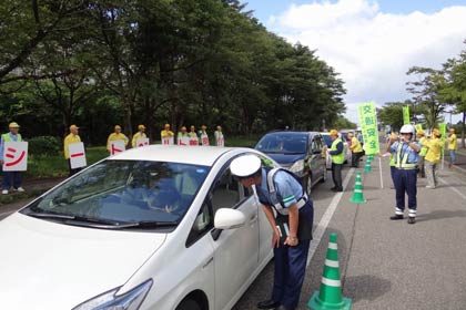  「秋の全国交通安全運動」の一環で三条署などが三条パール金属スタジアム前で行った一斉街頭指導