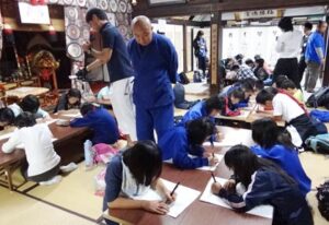 本覚院で行われた第8回食育学校「はらぺこ塾」で写仏