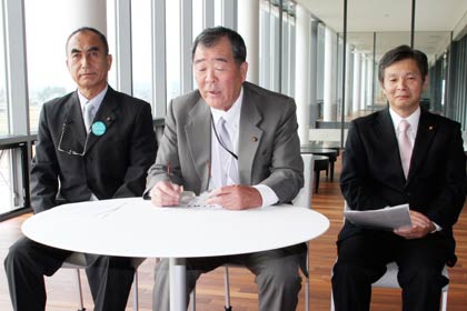  燕市議選に日本共産党議員団から正式に出馬表明した3氏、左から長井氏、土田氏、宮路氏