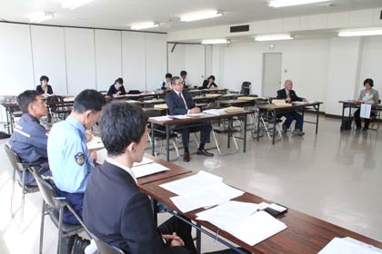 26日開かれた三条市長選の立候補予定者説明会