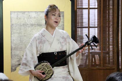 三線のきよ里さん