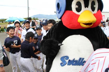  ＝つば九郎にサインをねだる燕スワローズの子どもたち