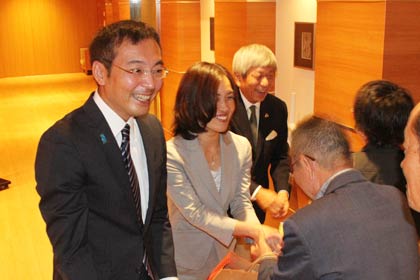 帰る支持者らと握手する左から国定氏、妻律子さん、草野後援会長