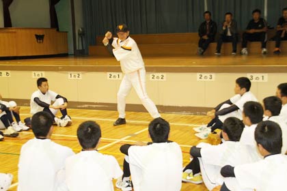 パールスタジアム野球アカデミーで指導するジャイアンツOBの松本匡史さん