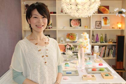 初めての個展「カービング展　石けんと花たち」を開いているカービング作家の坂井宏子さん