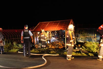 27日未明、燃えた燕市溝古新地内の小屋