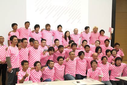 26日開かれた工場の祭典の最終第3回会議でことしのスタッフ用のオリジナルTシャツを着て記念写真