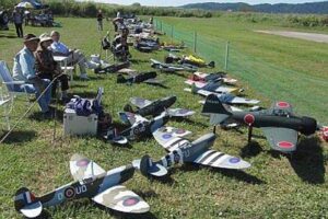 28日に中之島県央ラジコンクラブが第19回ラジコンまつり、県内外からラジコン飛行機約50機が集結