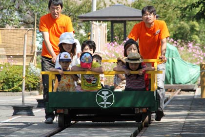 月潟大道芸フェスティバルにあわせた「かぼちゃ電車」の一般開放やトロッコ体験
