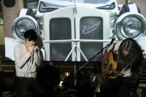 キネマ・カンテツ座でハーモニカの倉井夏樹さんとギターのカイ・ペティートさんによるライブ